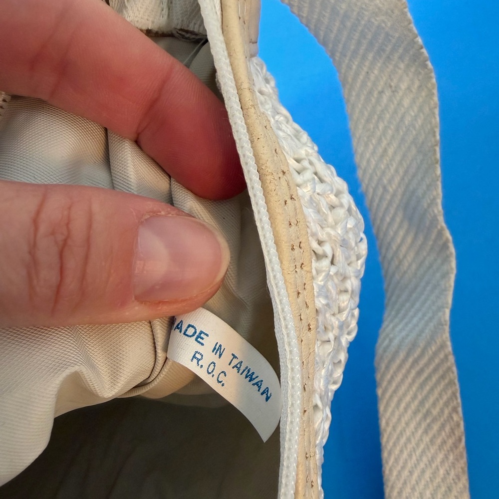 Elegant Cream Woven Shoulder Bag - Picture 9 of 9